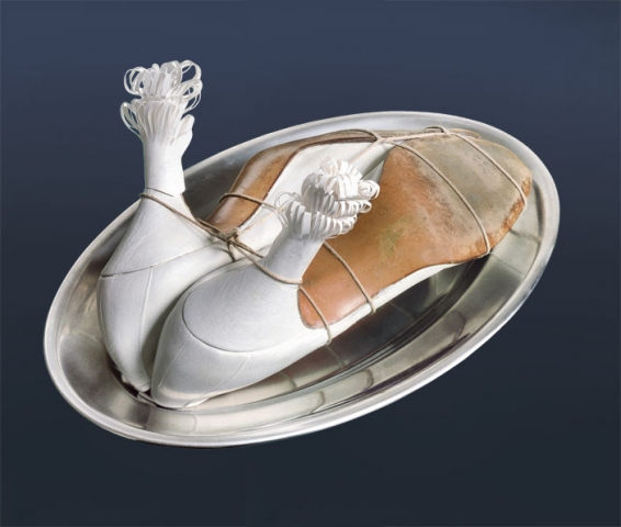 My nurse (objeto en plinto), 1937, Méret Oppenheim My nurse (objeto en plinto), 1937, Méret Oppenheim